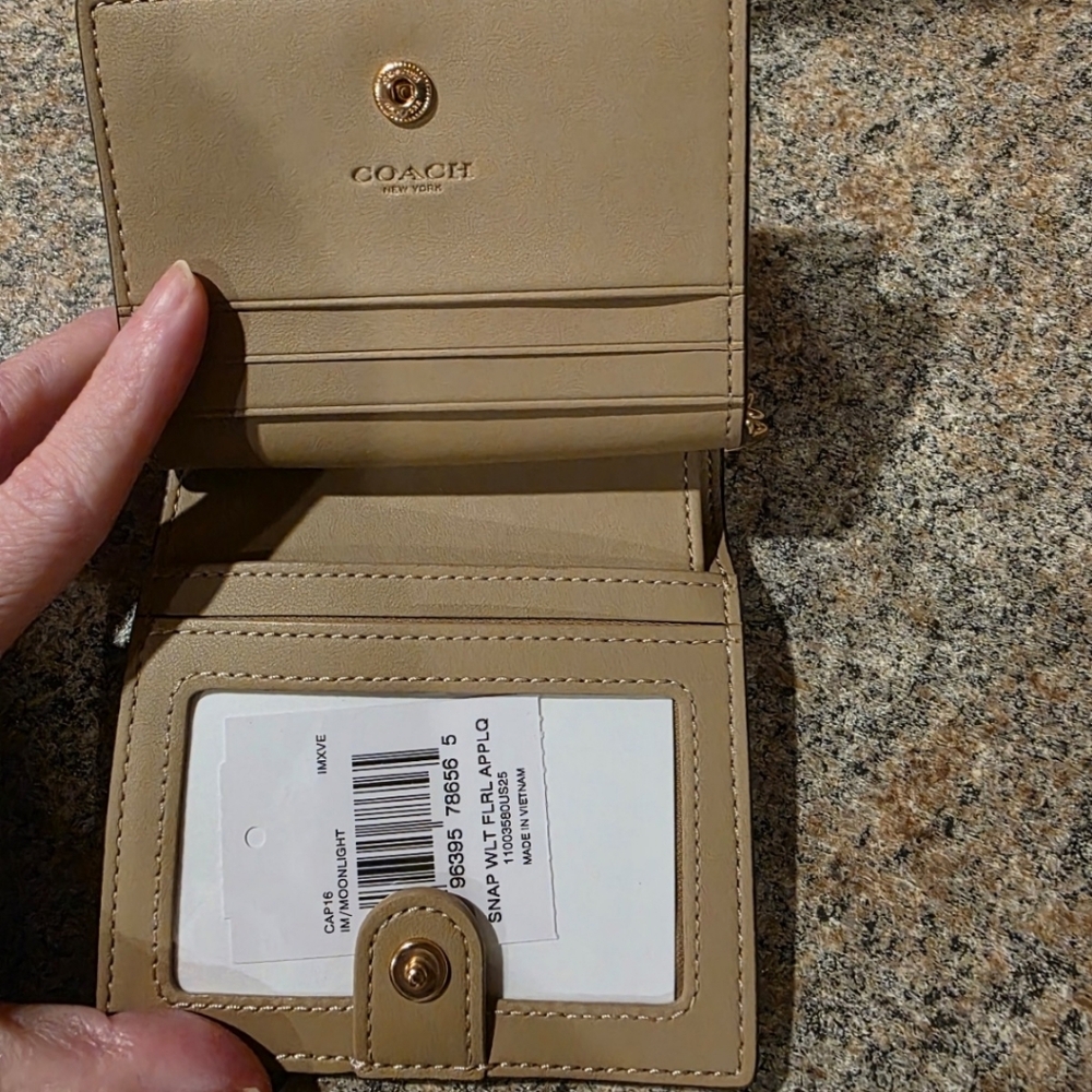 ✨Coach Cream ✨Floral Appliqué Satchel with Matching Wallet - Picture 3 of 8